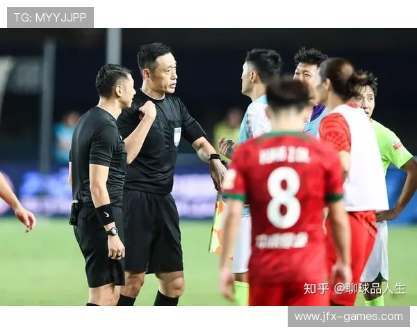 足球裁判争议回顾:关键判罚引发热议,赛场风波再起 足球裁判争议回顾:关键判罚引发热议,赛场风波再起